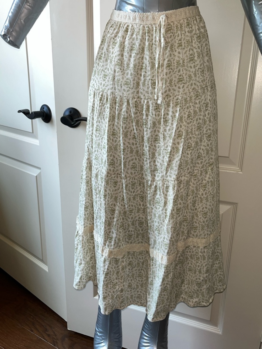 XL NWT Celebrity Pink brand  cream/green Tiered Midi Skirt with Sage Floral
